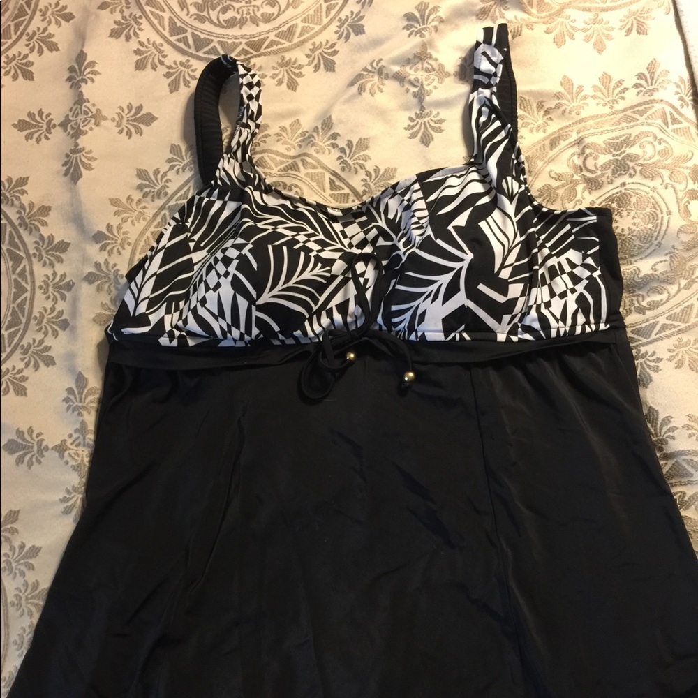 Swim Dress Black and White Size 26